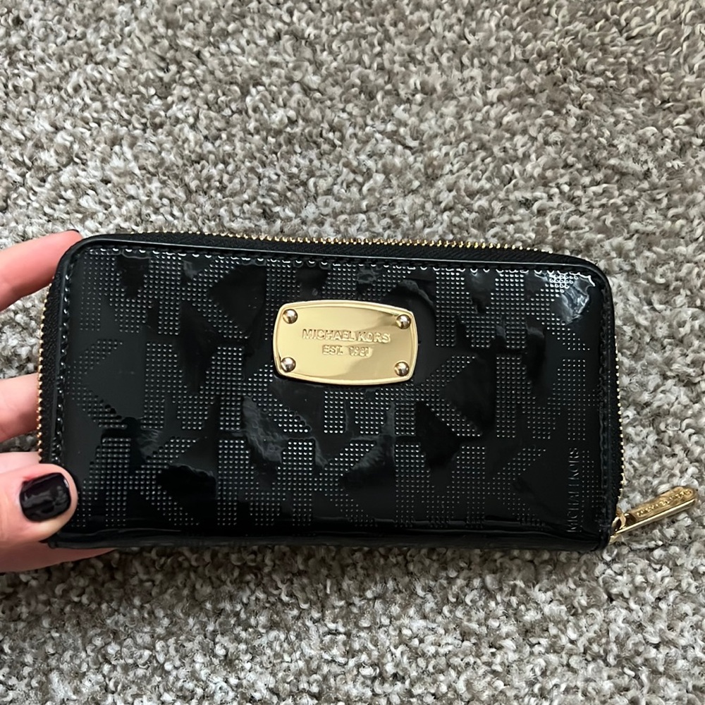 Michael Kors jet set black shine full zip wallet- great condition!